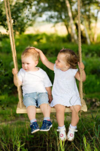 Børn på babygynge i træ