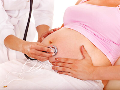 Gravid kvinde ved lægen