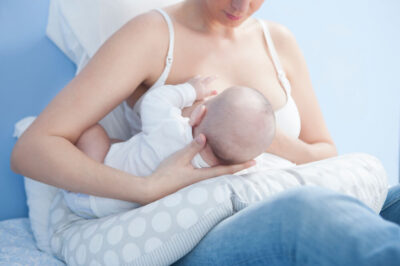 Mor med baby på ammepude