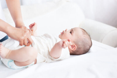 baby på puslebord