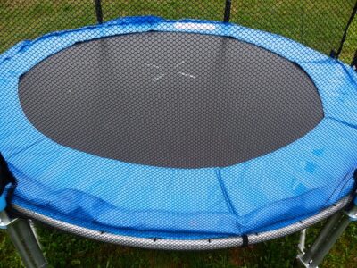 blå trampolin med sikkerhedsnet