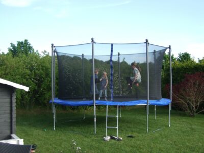børn der hopper på trampolin