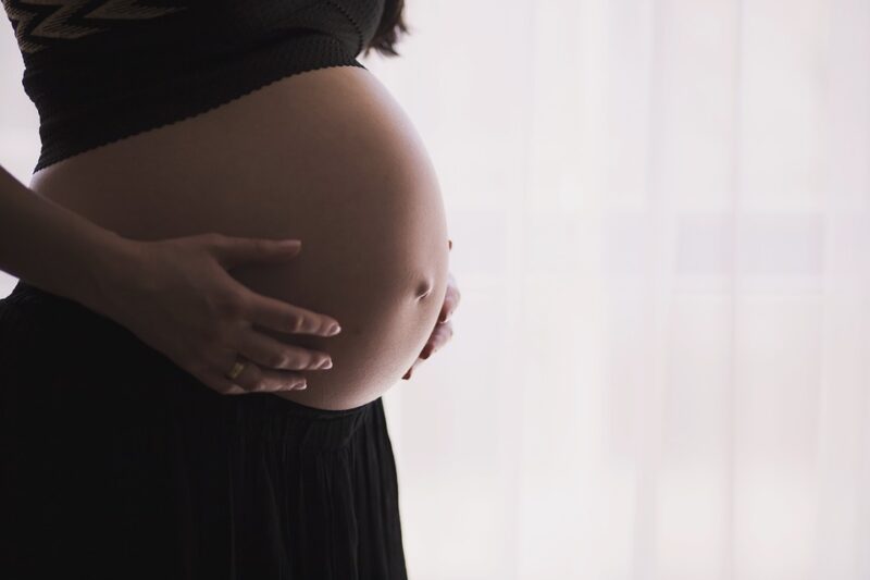 Gravid_kvinde_smuk_mave